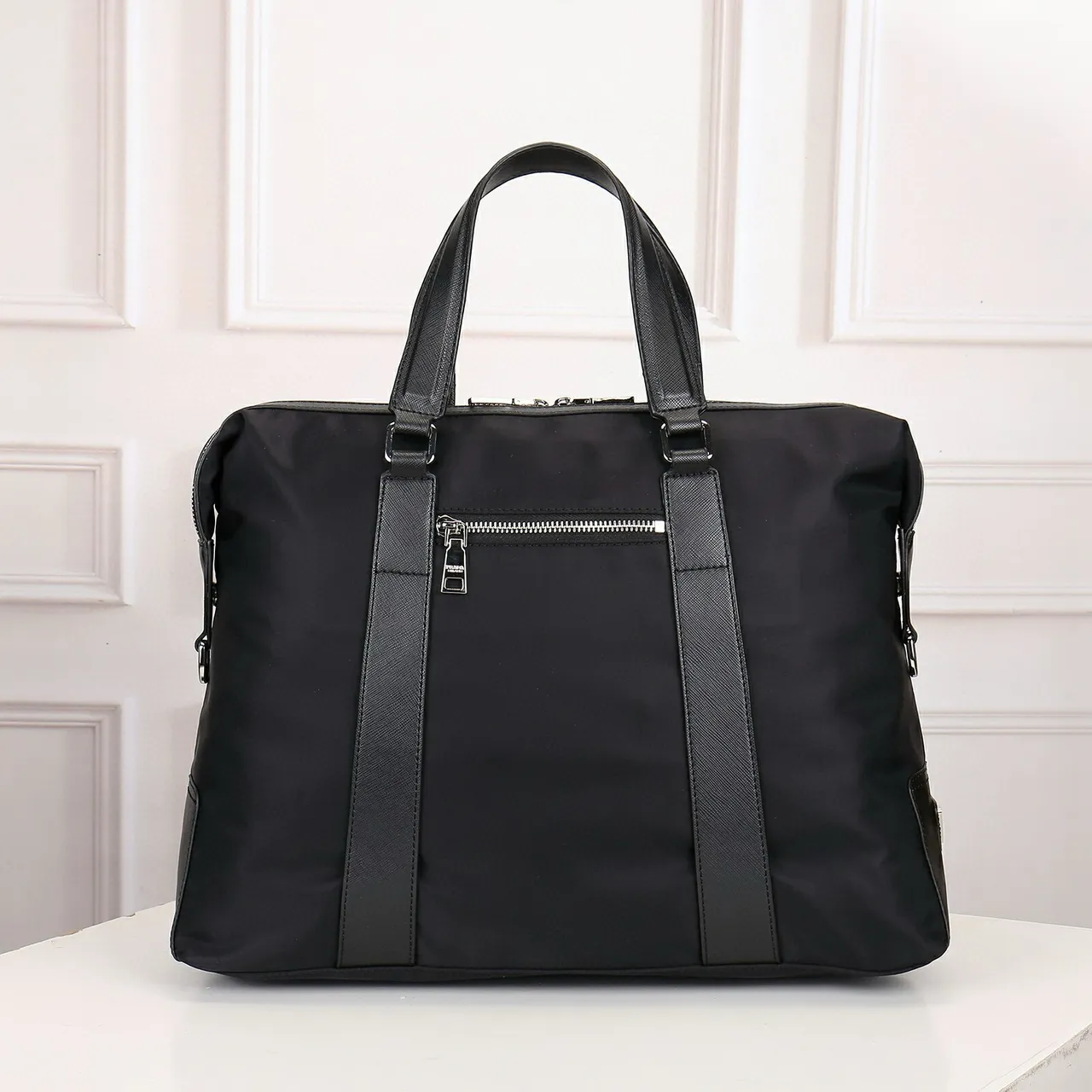 Prada Sac Boston en Nylon Noir avec Garniture en Cuir Saffiano 8