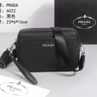 Prada Bolsa Transversal Estruturada Retangular de Couro Preto Texturizado