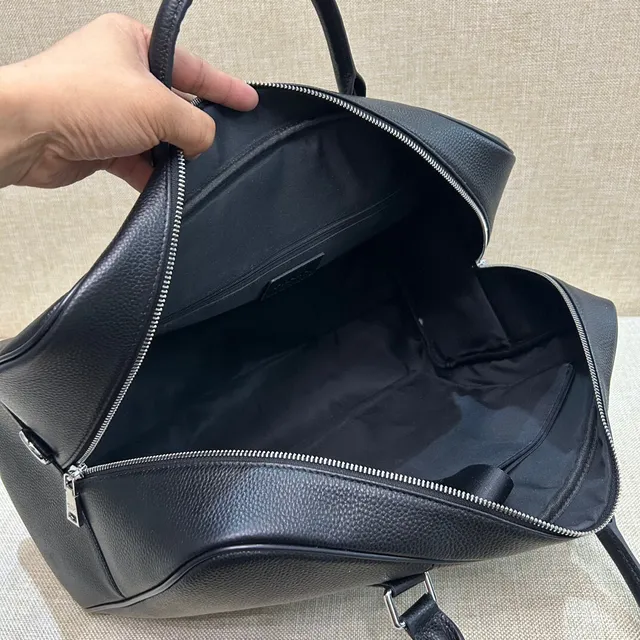 Prada काला कुरकुरा चमड़ा संरचित सिल्हूट डफेल बैग 2