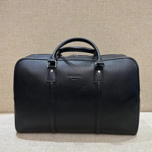 Prada काला कुरकुरा चमड़ा संरचित सिल्हूट डफेल बैग 4