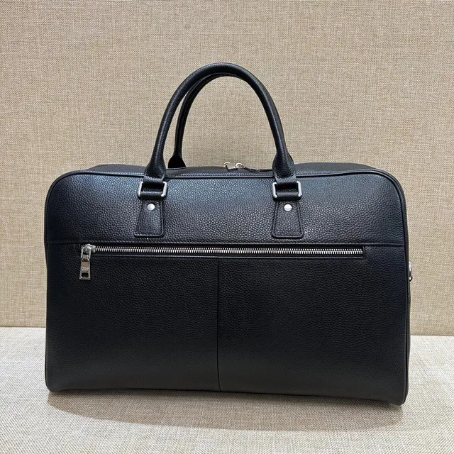 Prada काला कुरकुरा चमड़ा संरचित सिल्हूट डफेल बैग 5