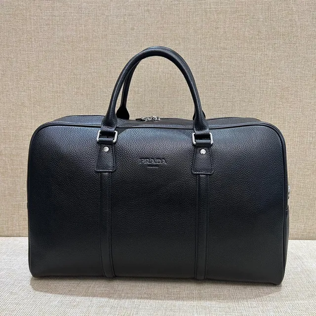 Prada काला कुरकुरा चमड़ा संरचित सिल्हूट डफेल बैग 6