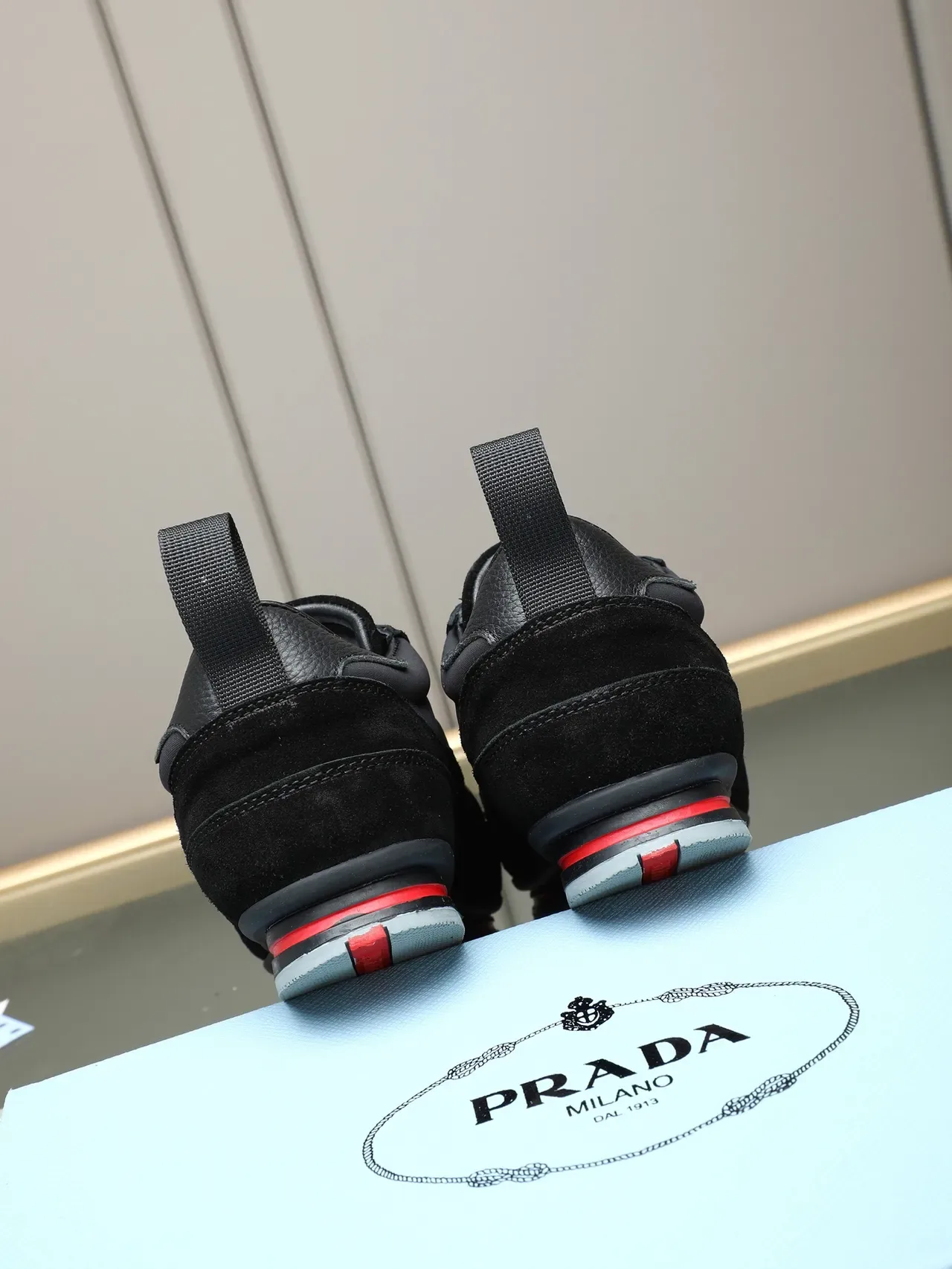 Prada Tênis Lifestyle Preto e Vermelho Suede e Nylon com Pull Tab no Calcanhar 3