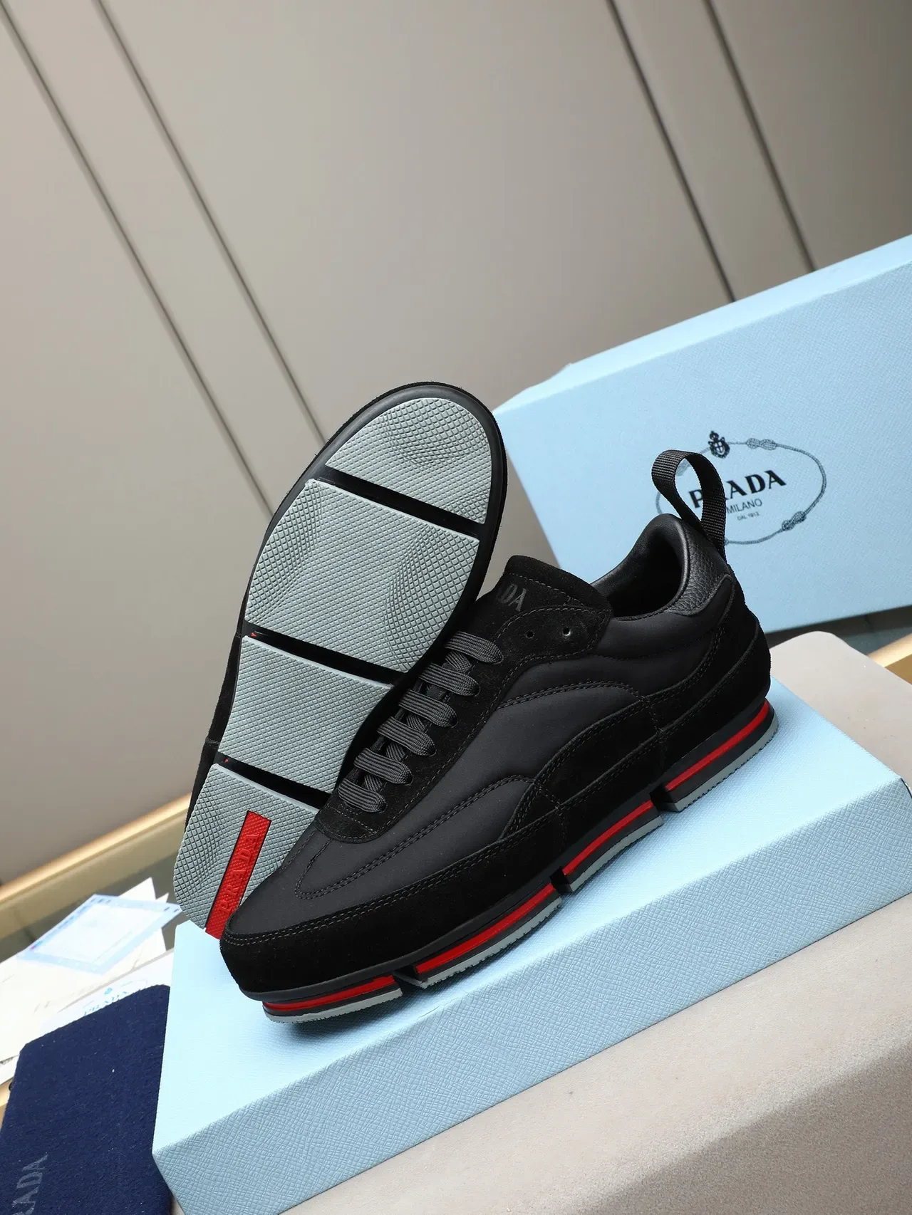 Prada Tênis Lifestyle Preto e Vermelho Suede e Nylon com Pull Tab no Calcanhar 4