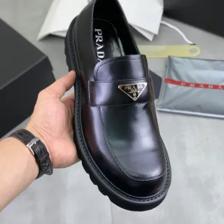 Prada काला चिकना चमड़ा मोटा लुग सोल लोफर