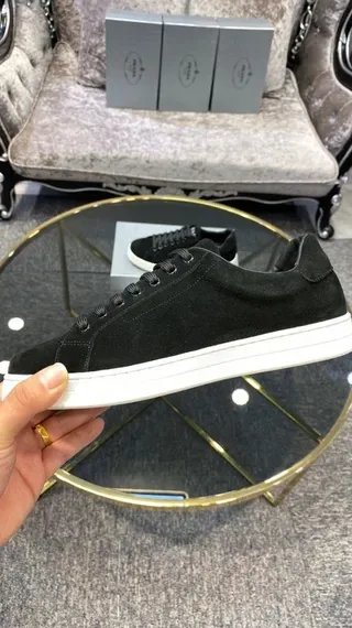 Prada Sneakers lifestyle noires style daim low-top 5