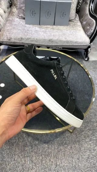Prada Sneakers lifestyle noires style daim low-top 7