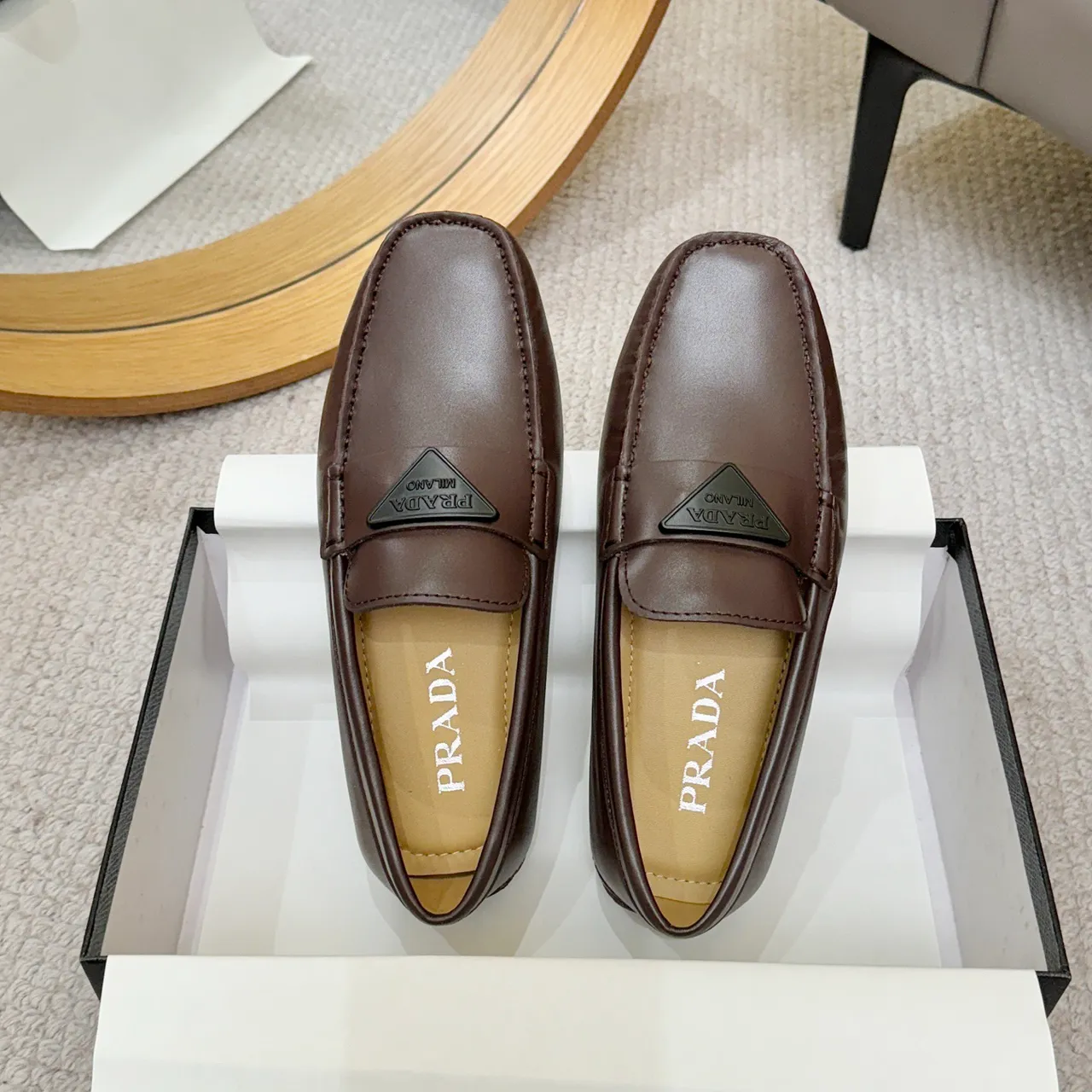 Prada 棕米色 方头 缝线 乐福鞋 3
