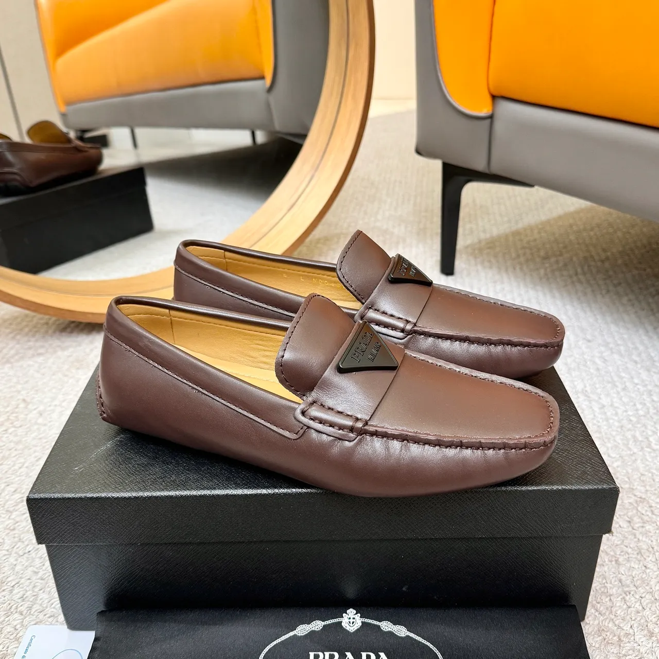 Prada 棕米色 方头 缝线 乐福鞋 4