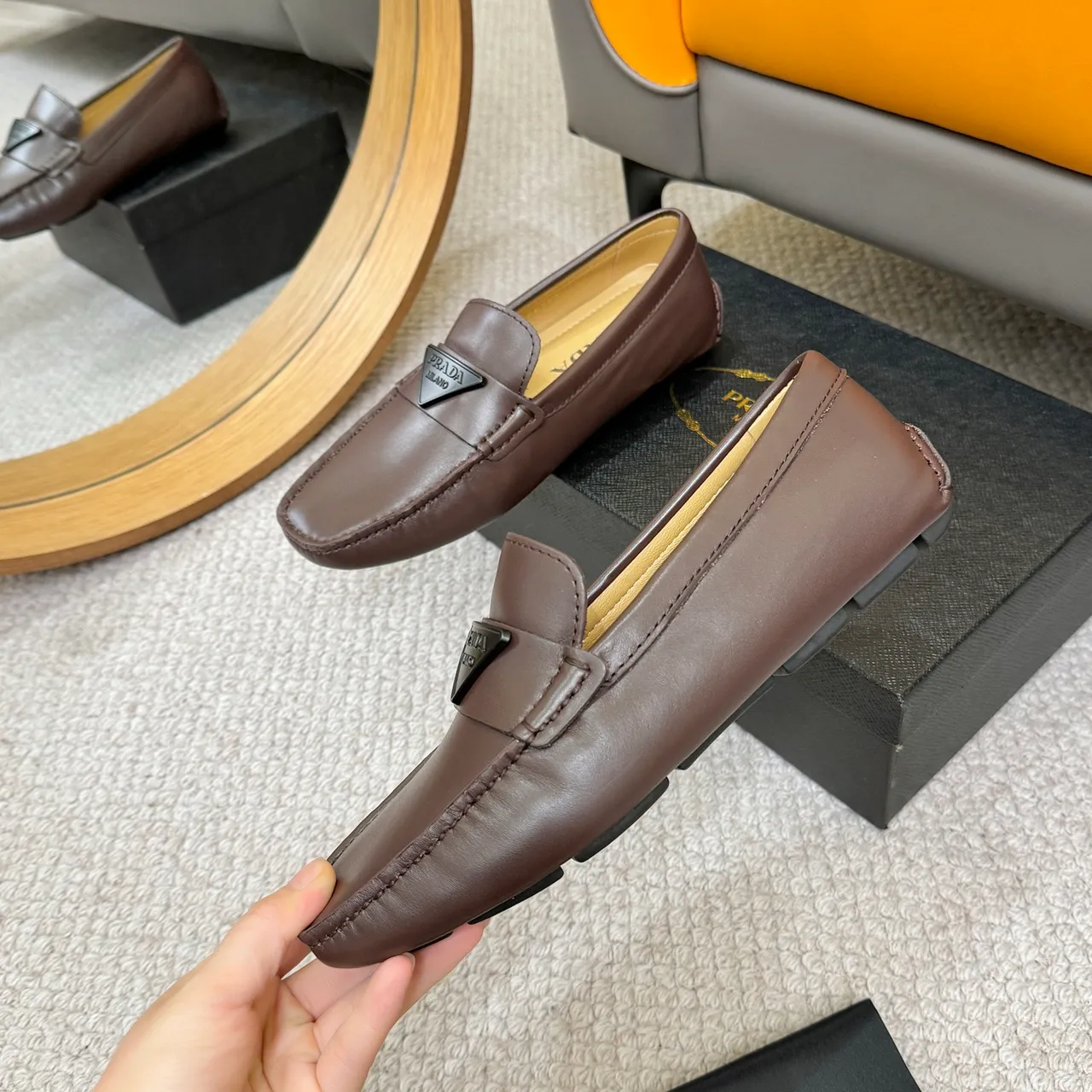 Prada 棕米色 方头 缝线 乐福鞋 5