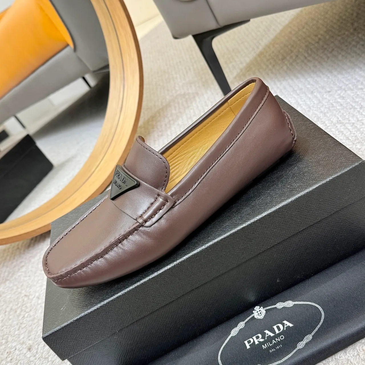Prada 棕米色 方头 缝线 乐福鞋 6