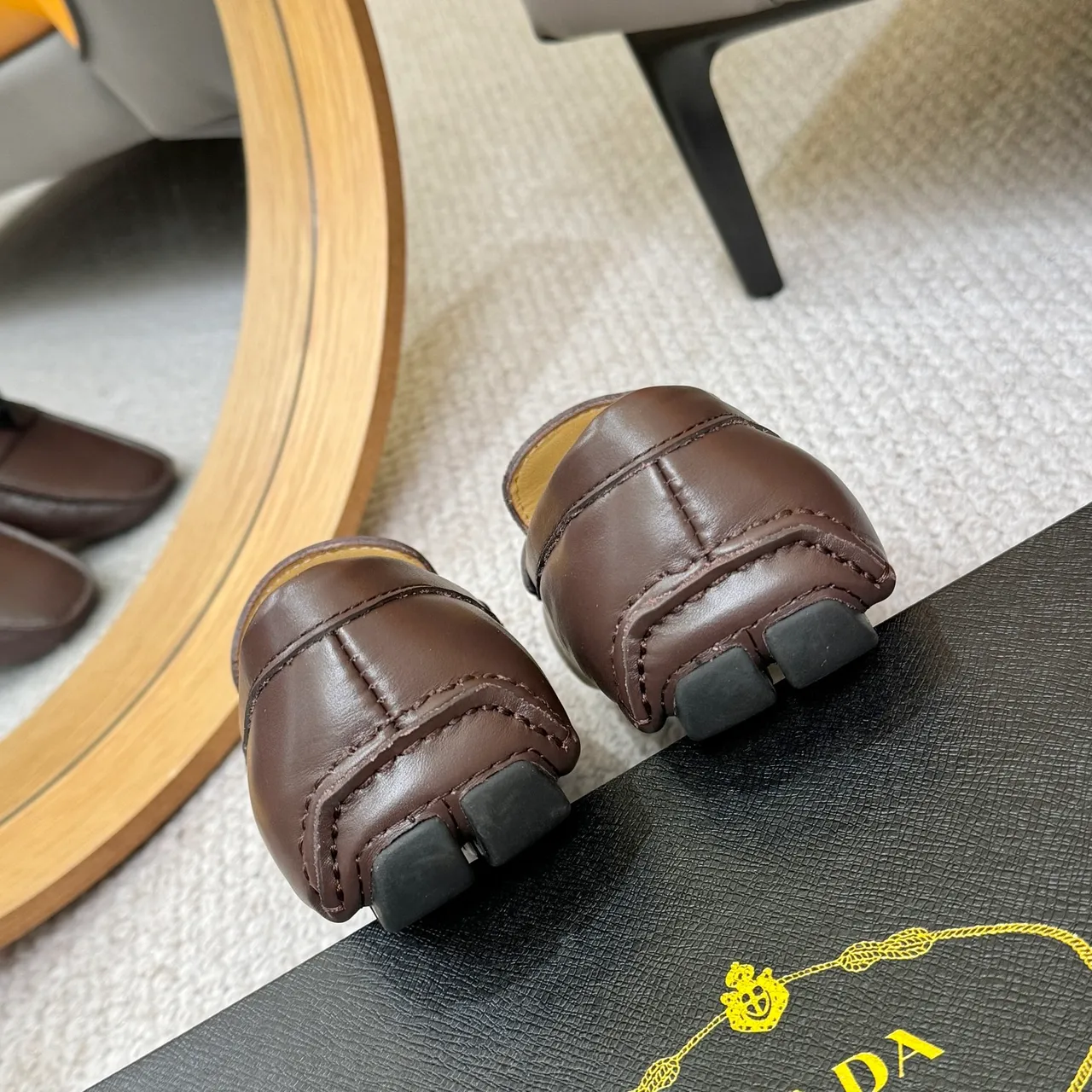 Prada 棕米色 方头 缝线 乐福鞋 9