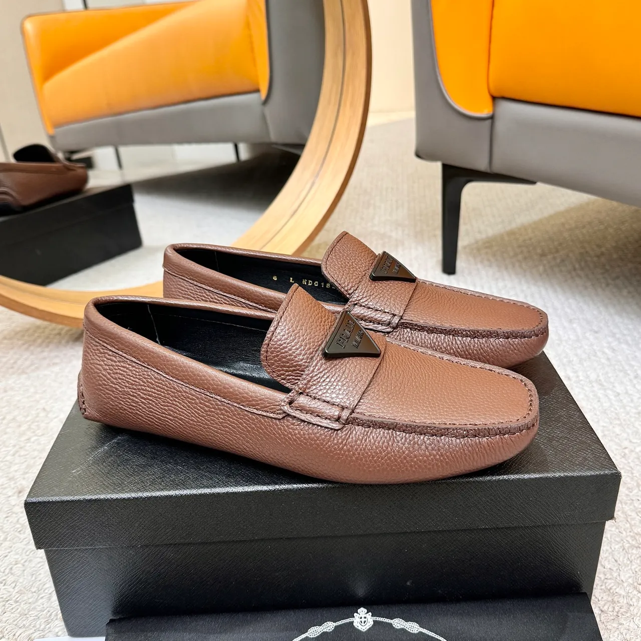 Prada भूरा काला पेबल्ड चमड़ा Moc-Toe Stitching Loafer 4