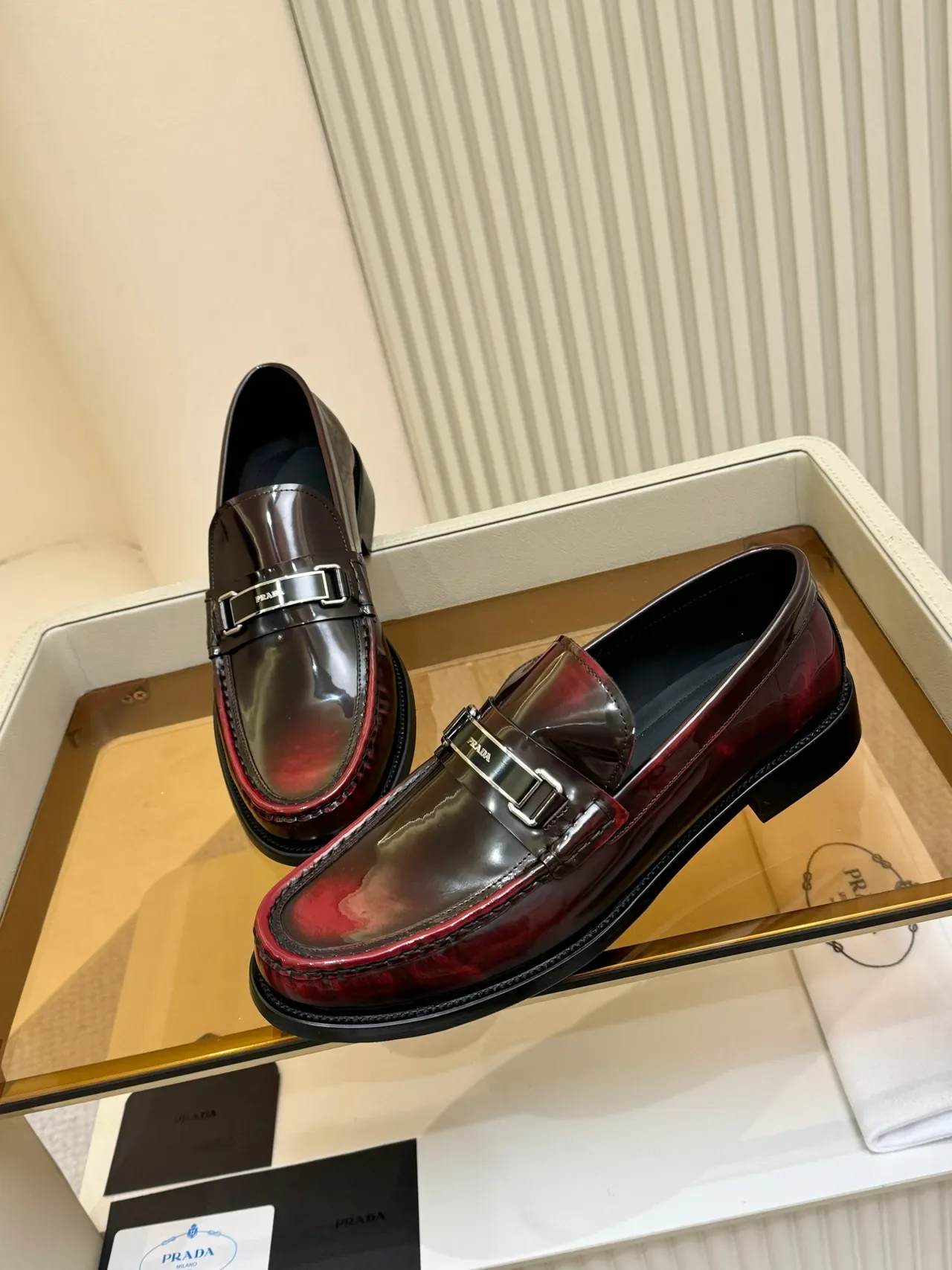 Prada बकल लूफर बर्गंडी ग्रेडिएंट पेटेंट लेदर लूफर 4