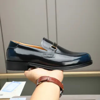 Prada बकल लोअफर नेवी पेंटेंट लेदर लोअफर