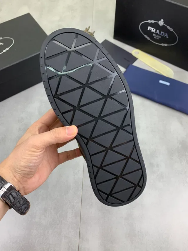 Prada Cloudbust Army Green White Olive 皮革和纺织鞋面 平台鞋底 生活方式运动鞋 3