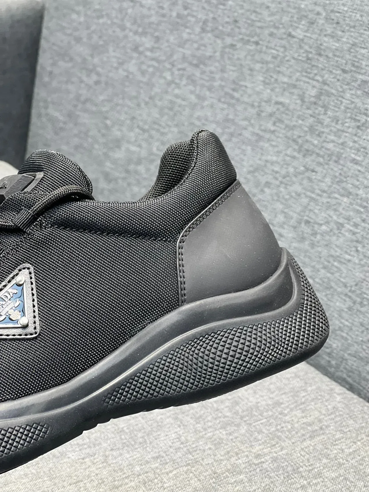 Prada Cloudbust Low-Top Lifestyle Sneakers Negros de Textil y Goma 2