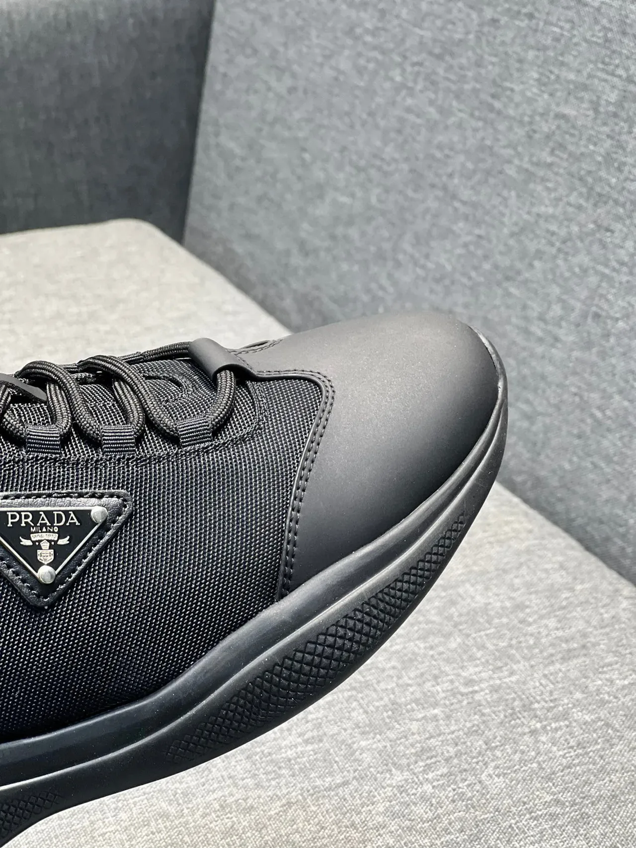 Prada Cloudbust Low-Top Lifestyle Sneakers Negros de Textil y Goma 4