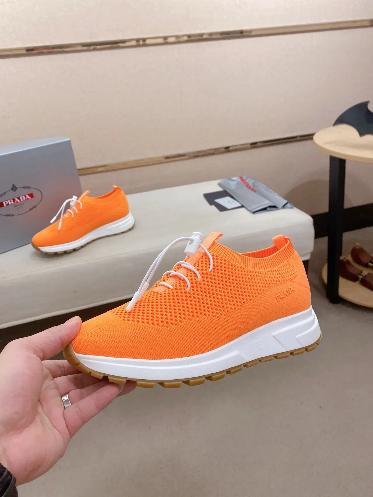 Prada Cloudbust Tênis Lifestyle Laranja Branco Malha Ajuste Meia Sistema Cadarço Toggle 3