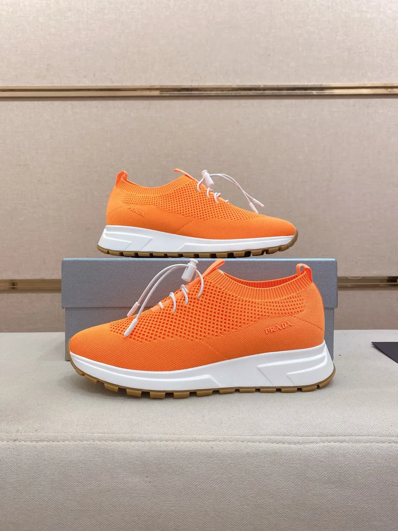 Prada Cloudbust Tênis Lifestyle Laranja Branco Malha Ajuste Meia Sistema Cadarço Toggle 7