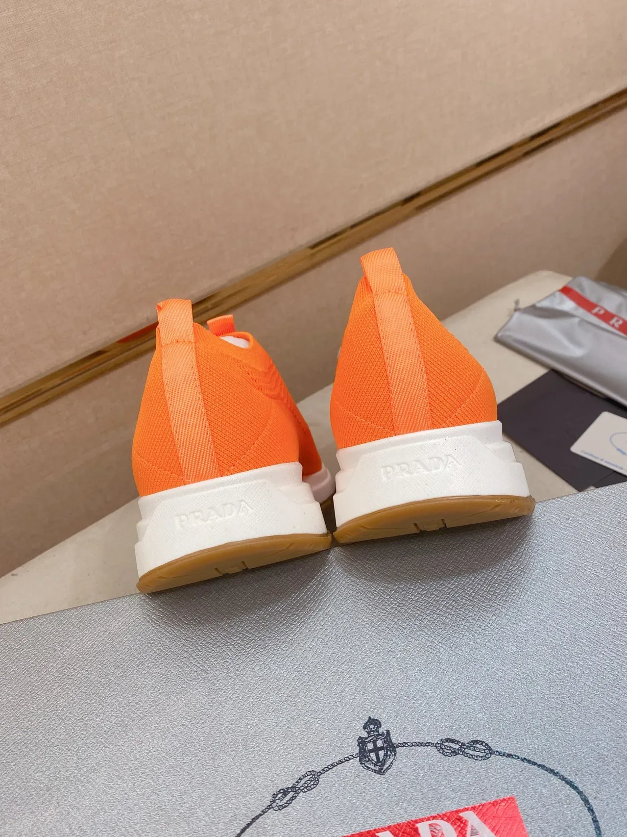 Prada Cloudbust Tênis Lifestyle Laranja Branco Malha Ajuste Meia Sistema Cadarço Toggle 8