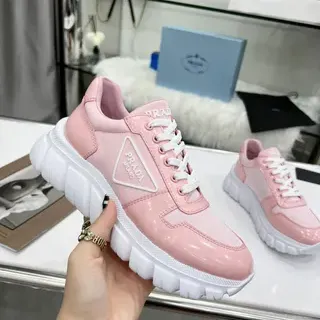 Prada Cloudbust Tênis rosados e brancos com upper de couro patent brilhante, sola com sulcos e sola grossa