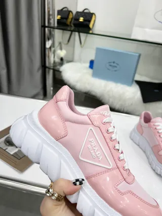 Prada Cloudbust Sneakers roses et blanches avec upper en cuir patent brillant, semelle texturée et semelle chunky 2