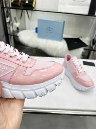 Prada Cloudbust Sneakers roses et blanches avec upper en cuir patent brillant, semelle texturée et semelle chunky 3