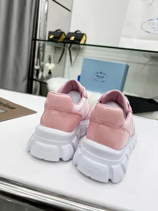 Prada Cloudbust Sneakers roses et blanches avec upper en cuir patent brillant, semelle texturée et semelle chunky 4