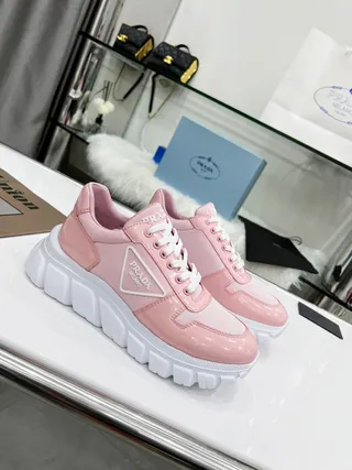 Prada Cloudbust Sneakers roses et blanches avec upper en cuir patent brillant, semelle texturée et semelle chunky 5
