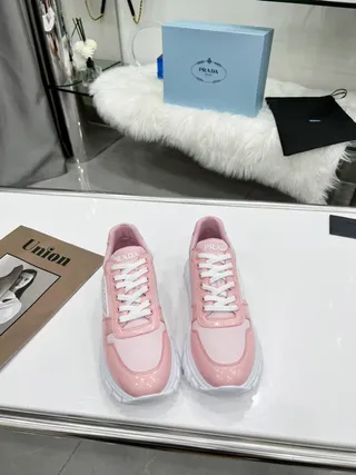 Prada Cloudbust Sneakers roses et blanches avec upper en cuir patent brillant, semelle texturée et semelle chunky 6