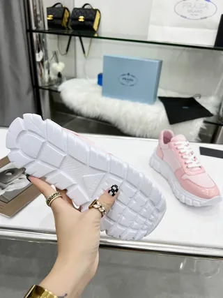 Prada Cloudbust Sneakers roses et blanches avec upper en cuir patent brillant, semelle texturée et semelle chunky 7