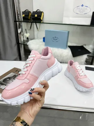 Prada Cloudbust Sneakers roses et blanches avec upper en cuir patent brillant, semelle texturée et semelle chunky 8