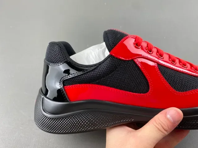 Prada Cloudbust Chaussures Lifestyle en Cuir Patent Rouge et Maille Noire 3
