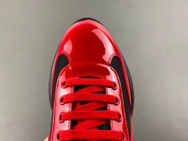 Prada Cloudbust Chaussures Lifestyle en Cuir Patent Rouge et Maille Noire 5