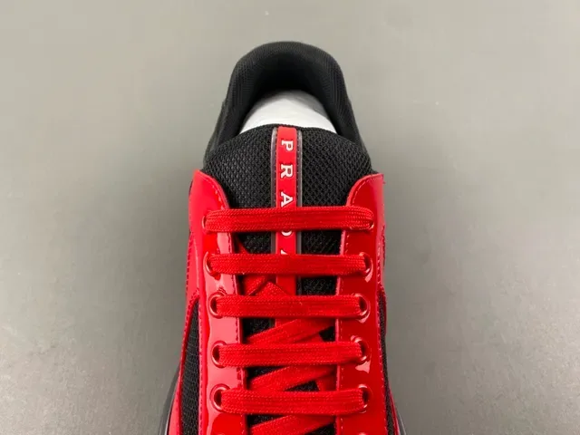 Prada Cloudbust Chaussures Lifestyle en Cuir Patent Rouge et Maille Noire 6