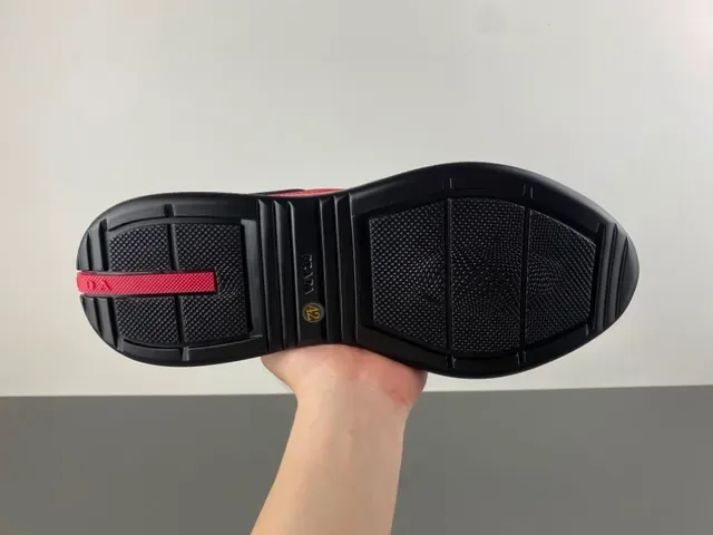 Prada Cloudbust Chaussures Lifestyle en Cuir Patent Rouge et Maille Noire 9