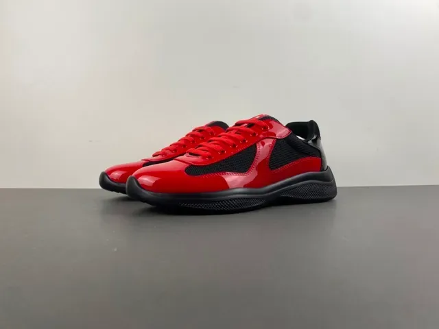 Prada Cloudbust Chaussures Lifestyle en Cuir Patent Rouge et Maille Noire 10