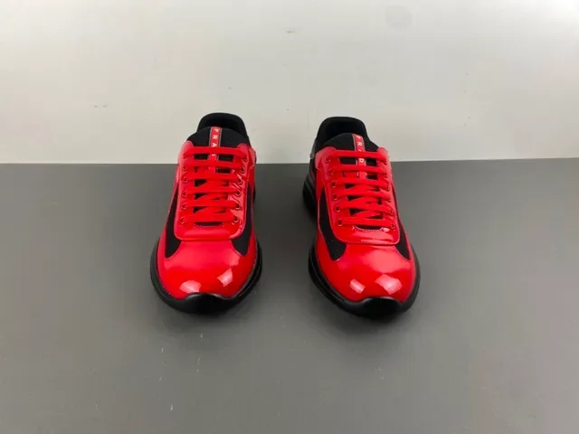 Prada Cloudbust Chaussures Lifestyle en Cuir Patent Rouge et Maille Noire 11
