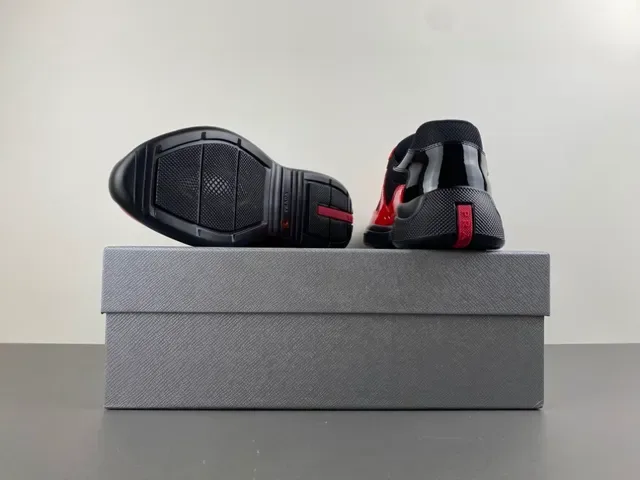 Prada Cloudbust Chaussures Lifestyle en Cuir Patent Rouge et Maille Noire 16