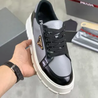 Prada Cloudbust चाँदी और काला पेटेंट लेदर लाइफस्टाइल स्नीकर