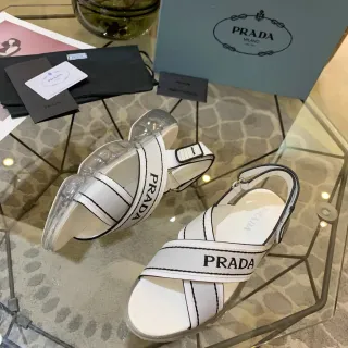 Prada Cloudbust सफेद और काला लोगो स्ट्रैप केसुअल सैंडल्स