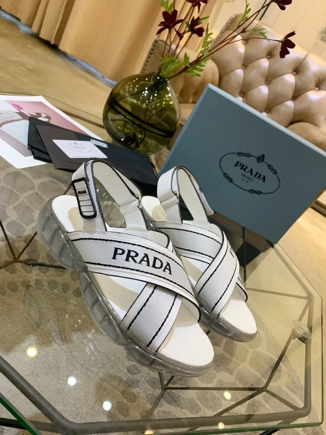 Prada Cloudbust Sandalias Casuales Correa Logo Blanca y Negra 2