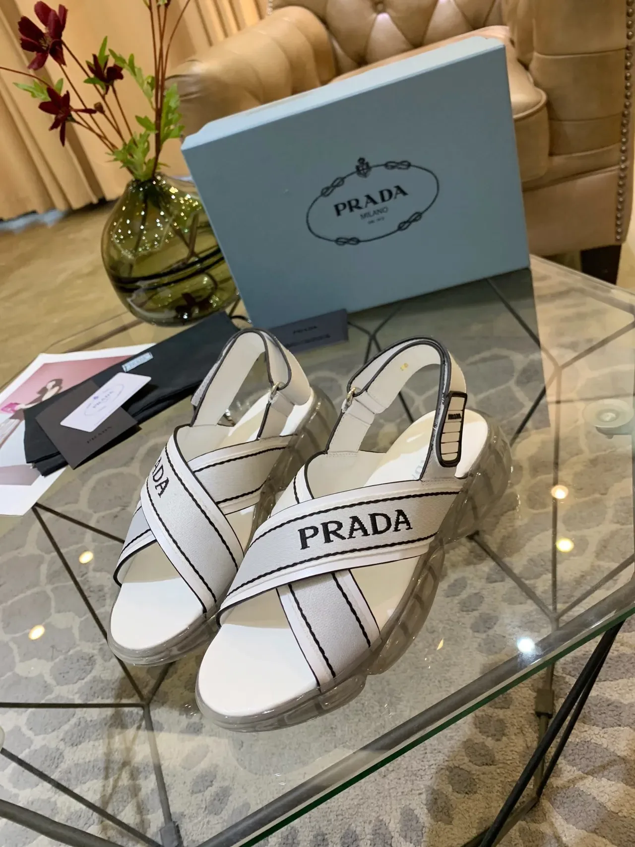 Prada Cloudbust Sandalias Casuales Correa Logo Blanca y Negra 3