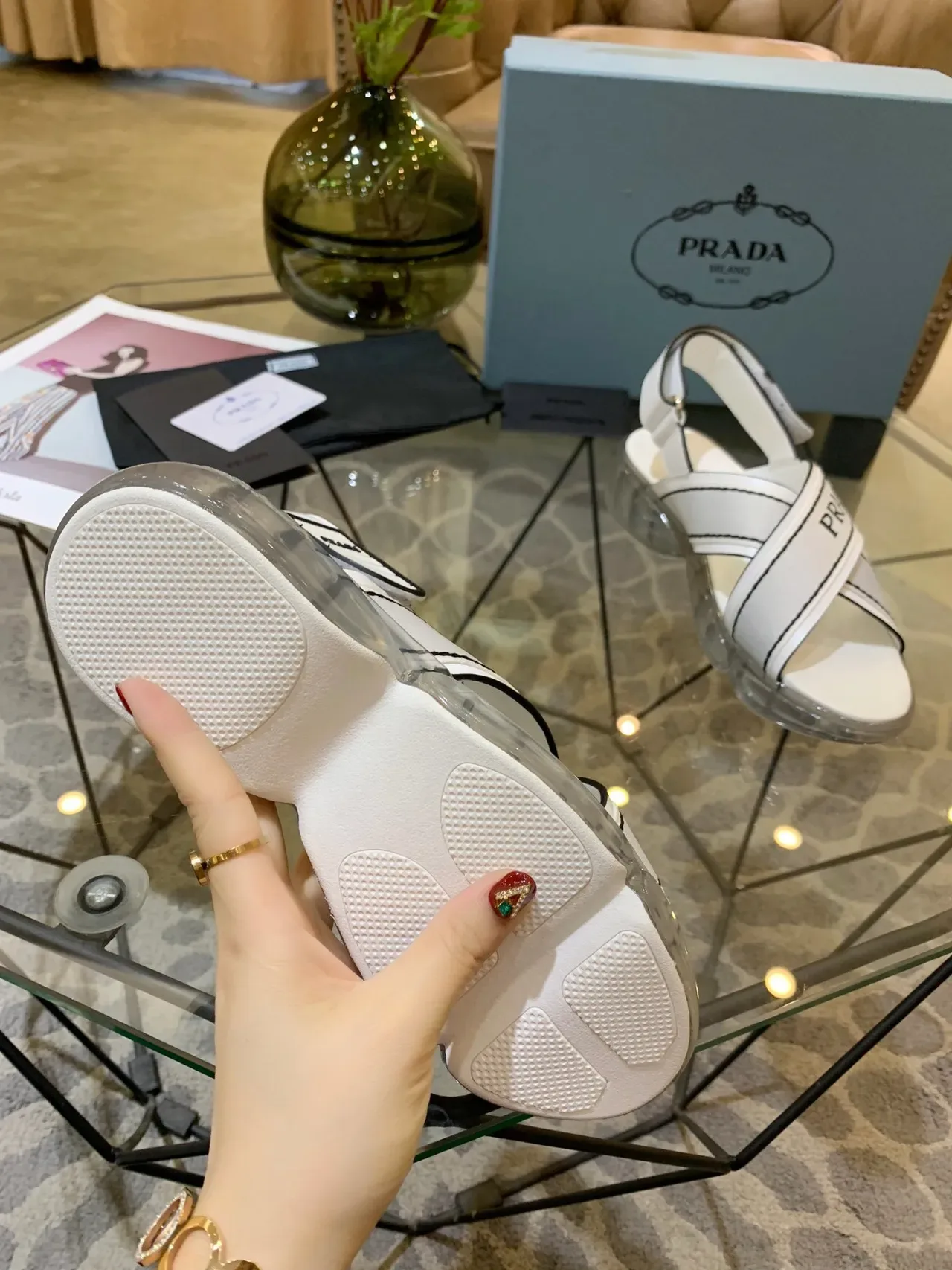 Prada Cloudbust Sandalias Casuales Correa Logo Blanca y Negra 4