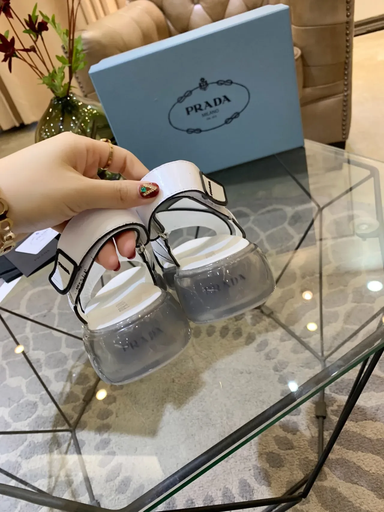 Prada Cloudbust Sandalias Casuales Correa Logo Blanca y Negra 5
