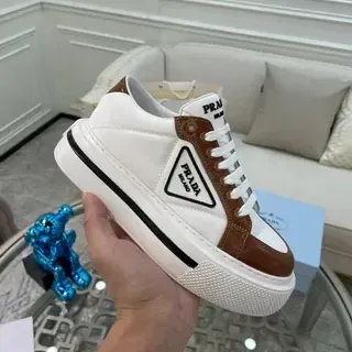 Prada Cloudbust सफेद और भूरा चमड़ा प्लेटफॉर्म लाइफस्टाइल स्नीकर्स