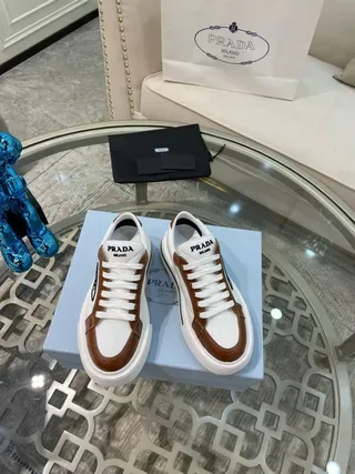 Prada Cloudbust حذاء رياضي أبيض وبني من الجلد منصة نمط حياة 2