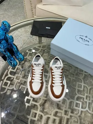 Prada Cloudbust حذاء رياضي أبيض وبني من الجلد منصة نمط حياة 4