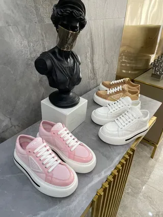 Prada Cloudbust حذاء رياضي أبيض وبني من الجلد منصة نمط حياة 5
